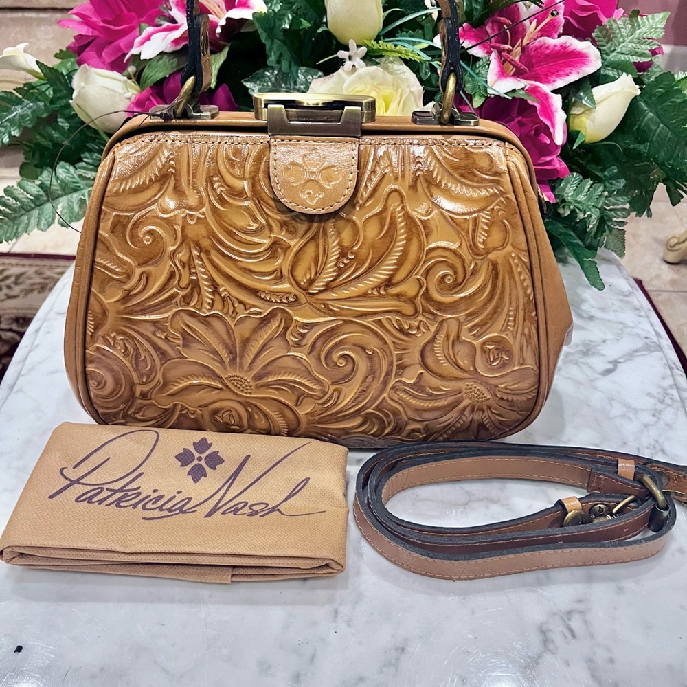 Patricia Nash Gracchi
Florence Tooled Flower
Satchel Crossbody Handbag